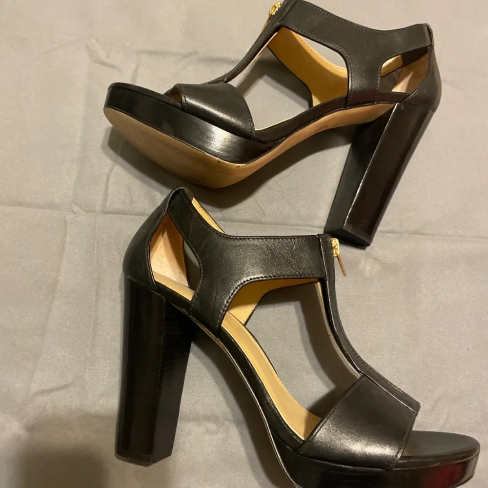 Micheal Kors heels - Picture 2 of 2